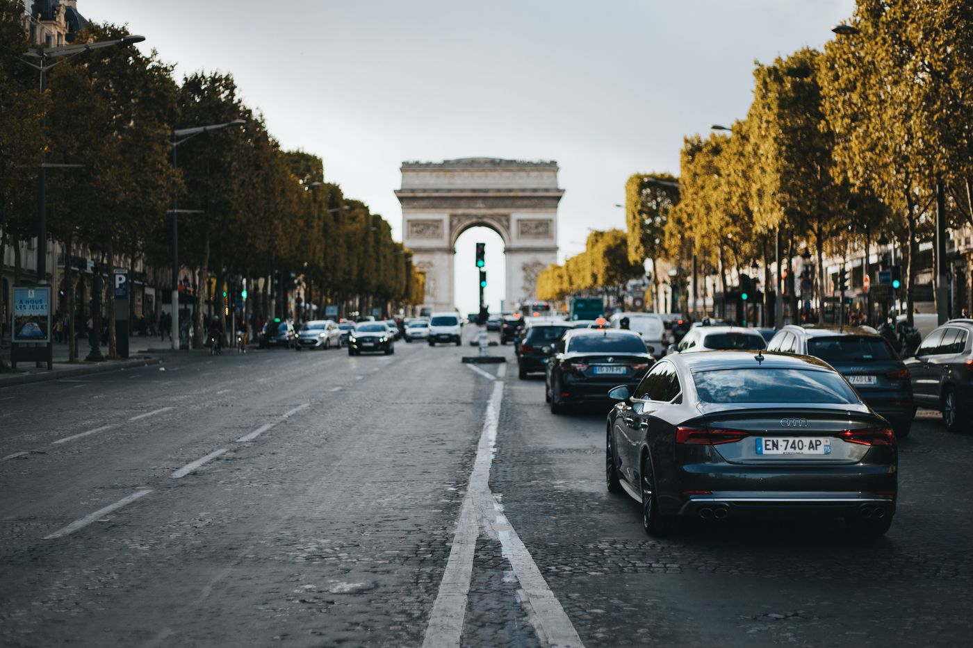Circulation automobile sur une avenue parisienne